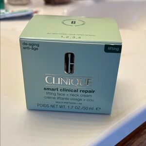Clinique Smart Clinical Repair Lifting Cream - Light Green